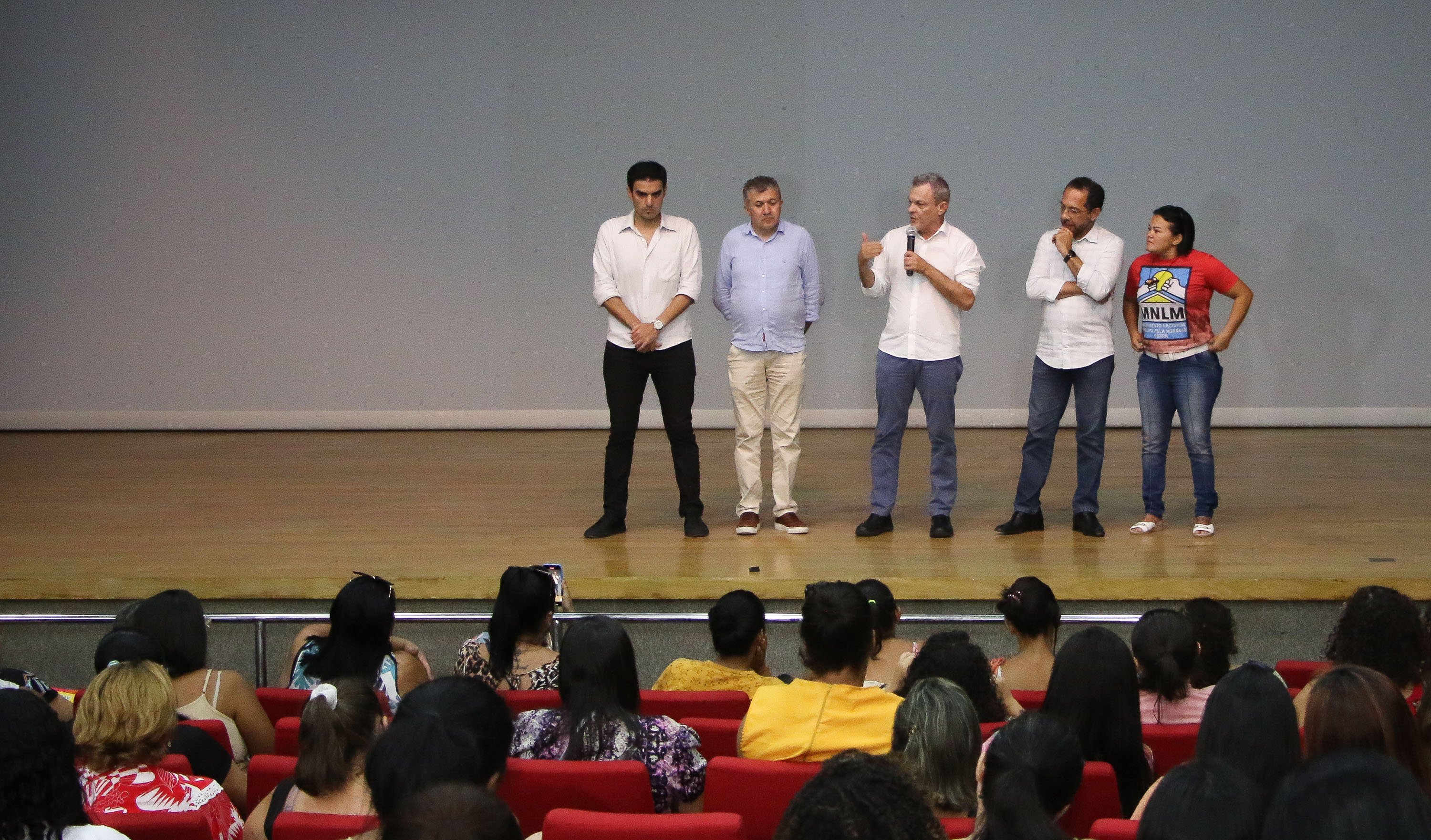 grupo de pessoas num palco